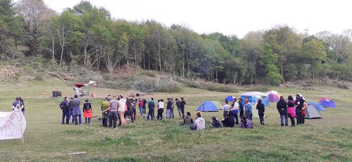 Aroztegian lanen kontra antolatu den akanpada. (BAZTANGO GAZTE ASANBLADA)