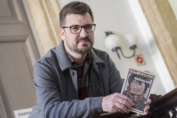 Aritz Galarraga, kaleratu berri duen 'Gogoan dut' eleberriarekin. (Gorka RUBIO/FOKU)