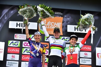 El podio femenino de la Flecha Valona ha vuelto a tener a la multicampeona Anna van der Breggen en el centro. (GARA)