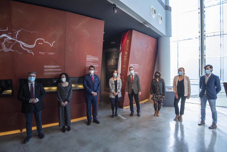 Una amplia representación política municipal ha participado en la apertura de la sala. (ITSASMUSEUM)