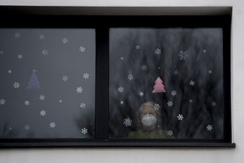 Imagen de una mujer en la residencia Caser Bentaharram de Hondarribia. (Gorka RUBIO/FOKU)