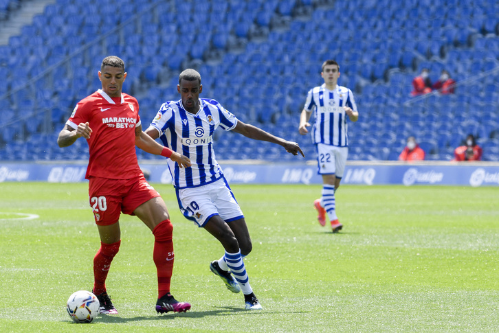Isak y Diego Carlos, en el último partido perdido por la Real contra el Sevilla en Anoeta. (Gorka RUBIO/FOKU)