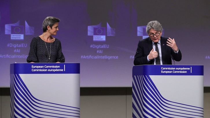 Vestager y Breton en la comparecencia de este miércoles. (Olivier HOSLET /AFP)