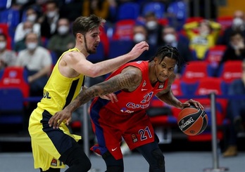 Will Clyburn postea a Nando De Colo, siendo ambos los principales protagonistas del partido de Moscú. (EUROLEAGUE.NET)