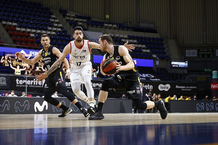 Athinaiou no ha dado mala imagen en su debut, pero ha padecido al mejor Marcelinho Huertas. (E. COBOS / ACB PHOTO)