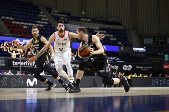 Athinaiou no ha dado mala imagen en su debut, pero ha padecido al mejor Marcelinho Huertas. (E. COBOS / ACB PHOTO)