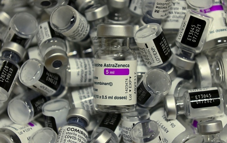 Viales de la vacuna de AstraZeneca. (Christof STACHE | AFP)