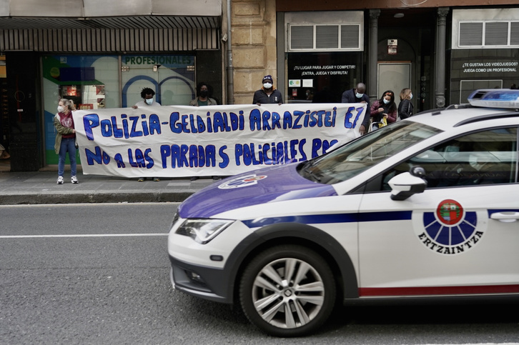 Una patrulla de la Ertzaintza pasa por delante de la concentración. (Andoni CANELLADA/FOKU)