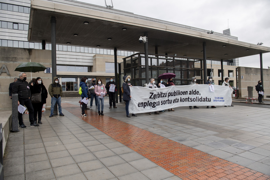 Lakua atarian ere egin dute protesta. (Raul BOGAJO / FOKU)