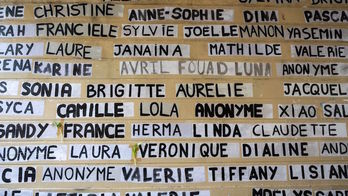 Mural con los nombres de mujeres muertas a manos de sus parejas o excónyuges en el Estado francés. (Sandrine MARTY-Hans LUCAS / AFP)