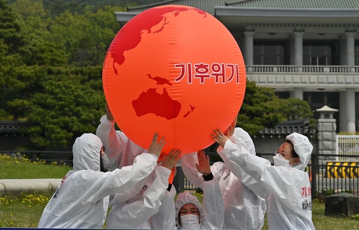 En el Día de la Tierra que se conmemora este jueves, activistas ambientalistas se movilizan contra el cambio climático cerca de la Casa Azul, sede presidencial de Corea del Sur, en Seúl. (Jung Yeon-je | AFP)