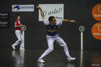 Albisu impuso su pegada en el partido de la primera vuelta jugado en Bilbo. (Aritz LOIOLA/FOKU)