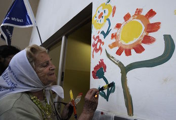 Mercedes Colás Irisarri de Meroño, conocida como «Porota», pinta un lienzo el 31 de enero de 2008 en el Liceo Naval, ubicado en el interior de la ESMA, ex centro clandestino de detención.. (Juan MABROMATA / AFP)