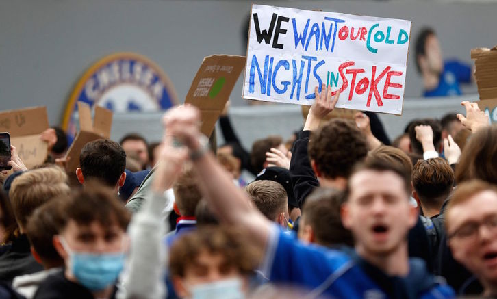Hinchas del Chelsea se concentraron a las puertas de Stanford Bridge para reclamar a su club que diera marcha atrás en la Superliga. (Adrian DENNIS / FOKU)