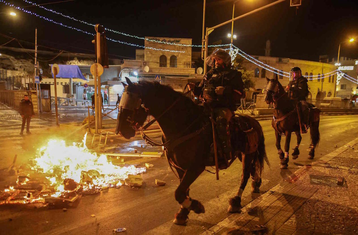 Policías israelíes a caballo en las inmediaciones de la Puerta de Damasco, que da acceso a la Ciudad Vieja de Jerusalén. (Ahmad GHARABLI/AFP)