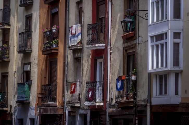Fachadas de la calle Santo Domingo, en Alde Zaharra. (Jaizki FONTANEDA/FOKU)