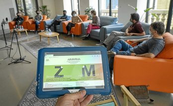 Hainbat ataritako ordezkariak, Tabakaleran egindako lan-saioan. (Gorka RUBIO / FOKU)