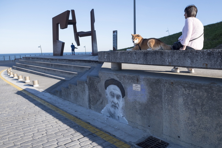 Mural de Oteiza junto a una de sus esculturas en Donostia. (Gorka RUBIO | FOKU)