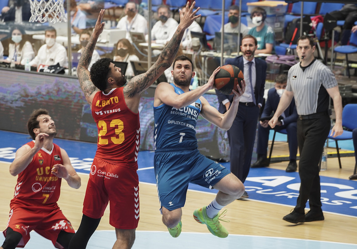 Xabi Oroz intenta encestar ante la defensa del UCAM Murcia. (Andoni CANELLADA/FOKU)