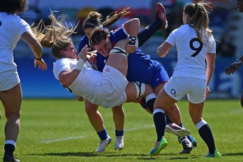 Espectacular placaje sobre Poppy Cleall, autora del único ensayo del partido. (JUSTIN TALLIS / AFP) 