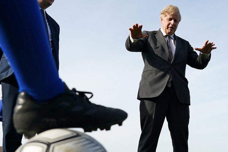 Boris Johnson lehen ministro britainiarra, futbol talde bati egindako bisitan, Hartlepoolen, Ingalaterrako ipar-ekialdean, joan den ostiralean. (Ian FORSYTH-POOL-AFP)