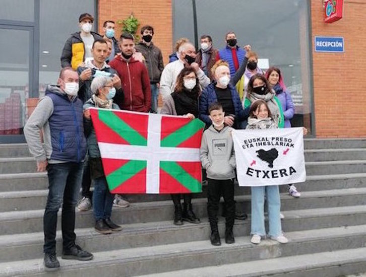 Arakama, con familiares y amigos tras dejar atrás Zaballa. (Etxerat)