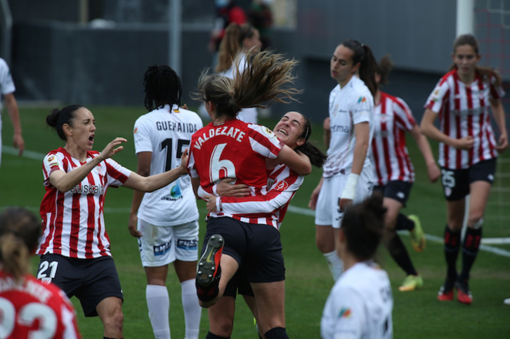 Valdezate celebra el primer gol del partido con Yulema y Gimbert. (Aritz Loiola/Foku)