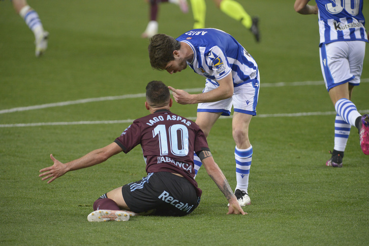 Aritz Elustondo, que recrimina a Iago Aspas una acción el jueves, es el único central que no ha entrado en la lista de Imanol por sanción. (Jon URBE/FOKU)