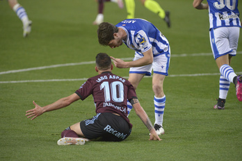 Aritz Elustondo, que recrimina a Iago Aspas una acción el jueves, es el único central que no ha entrado en la lista de Imanol por sanción. (Jon URBE/FOKU)