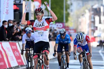 Tadej Pogacar se ha impuesto en el sprint a Alaphilippe, Gaudu, Valverde y Woods. (Dirk WAEM/AFP)
