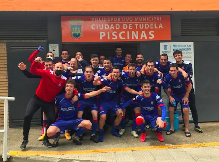 Jugadores del Amorebieta celebran la victoria ante el Tudelano. (@SDAmorebieta)