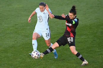 Fran Kirby y Lina Magull, en una acción del encuentro entre Bayern y Chelsea. (Christof Stache/AFP)