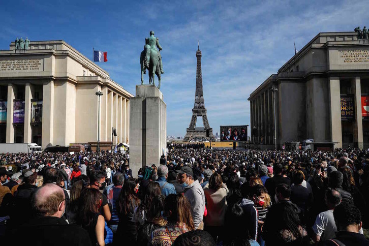 Manifestantes en Trocadero, en París. (Geoffroy VAN DER HASSELT/AFP)