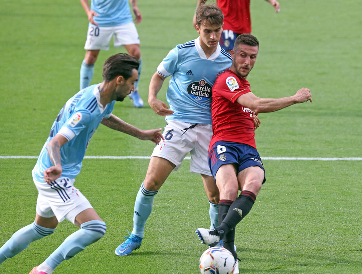 Oier trata de llevarse el balón ante la presencia de Denis Suárez y Brais Méndez. (AGENCIA LOF)