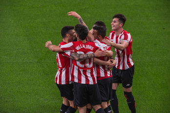 Jugadores del Athletic celebran el gol de Berenguer. (Aritz LOIOLA / FOKU)