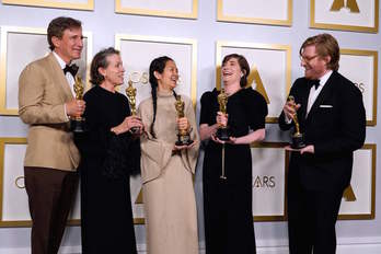 El equipo de ‘Nomadland’, con las estatuillas obtenidas en la atípica gala de los Oscar. (Chris PIZZELLO-POOL/AFP)