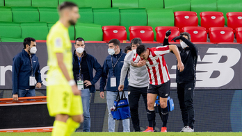 Capa tuvo que ser ayudado para salir del terreno de juego. (@AthleticClub)