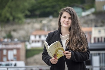 'Lazunak azkazaletan' poema liburua idatzi ditu Oihana Aranak. (Gorka RUBIO/FOKU)