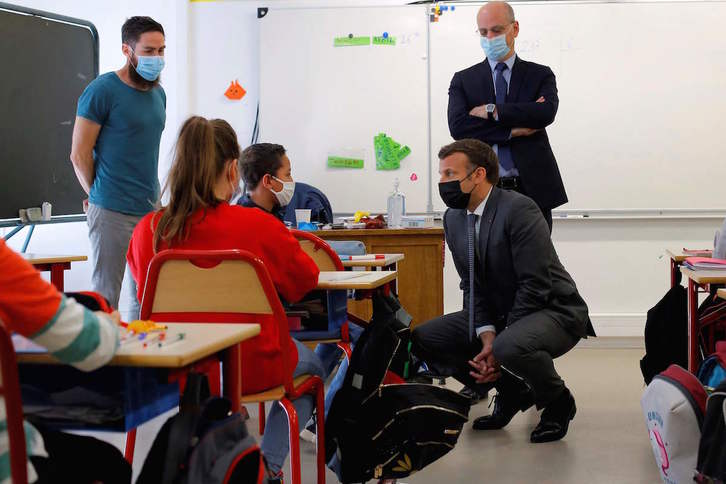 Jean-Michel Blanquer escolta a Emmanuel Macron durante una visita, hoy, a un centro educativo de Melun (Seine-et-Marne). (Thibault CAMUS/AFP) 