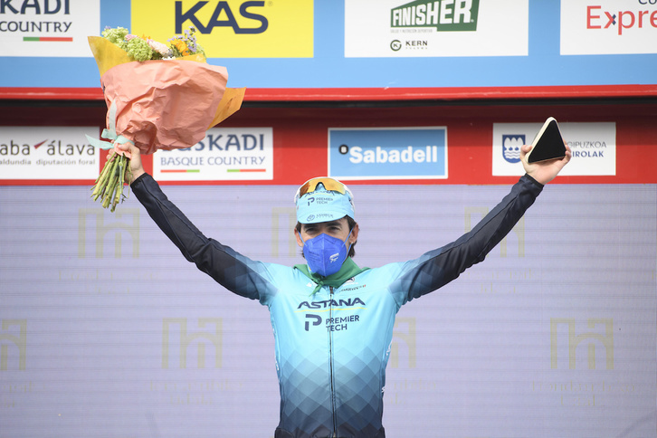 Ion Izagirre, en el podio de la Itzulia tras ganar la etapa de Hondarribia. (Jon URBE/FOKU)