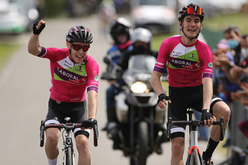 Xabier Murias y Unai Iribar celebran otro doblete del Laboral Kutxa en Lazkao. (Oskar MATXIN/FOKU)