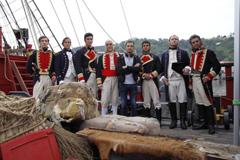 Amenábar posa en uno de los veleros entre un grupo de actores. (Maialen ANDRÉS/FOKU)