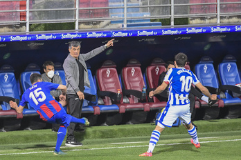Mendilibar da órdenes ante Cote en un momento del derbi. (Gorka RUBIO/FOKU)