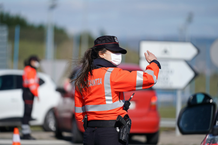 Una agente de la Ertzaintza, en un control. (Endika PORTILLO/FOKU)
