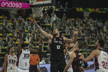Repartidos en la foto, cuatro candidatos a MVP del Año: Vildoza, Giedriatis, Alec Peters y Ondrej Balvin. (Aritz LOIOLA / FOKU)