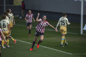 Irene Oguiza celebra su primer gol al Espanyol, que contribuyó a la primera victoria de la «era Iraia». (Aritz Loiola/Foku)