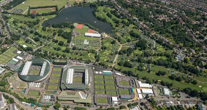 Imagen aérea de las pistas de tenis del tradicional torneo de hierba londinense. (WIMBLEDON)