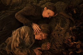 Itziar Ituño y Haizea Carneros en 'Ilargi gutiak'. (Nico de Assas)