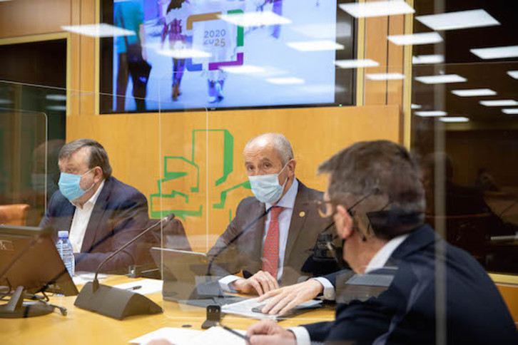 El consejero Josu Erkoreka y el viceconsejero Josu Zubiaga presentaron en el Parlamento el Plan General 2020-2025. (IREKIA)