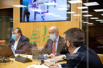 El consejero Josu Erkoreka y el viceconsejero Josu Zubiaga presentaron en el Parlamento el Plan General 2020-2025. (IREKIA)